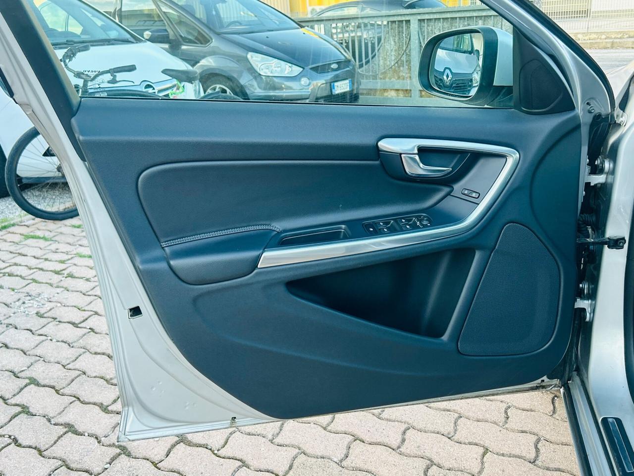 Volvo V60 D2 R-design Momentum N1