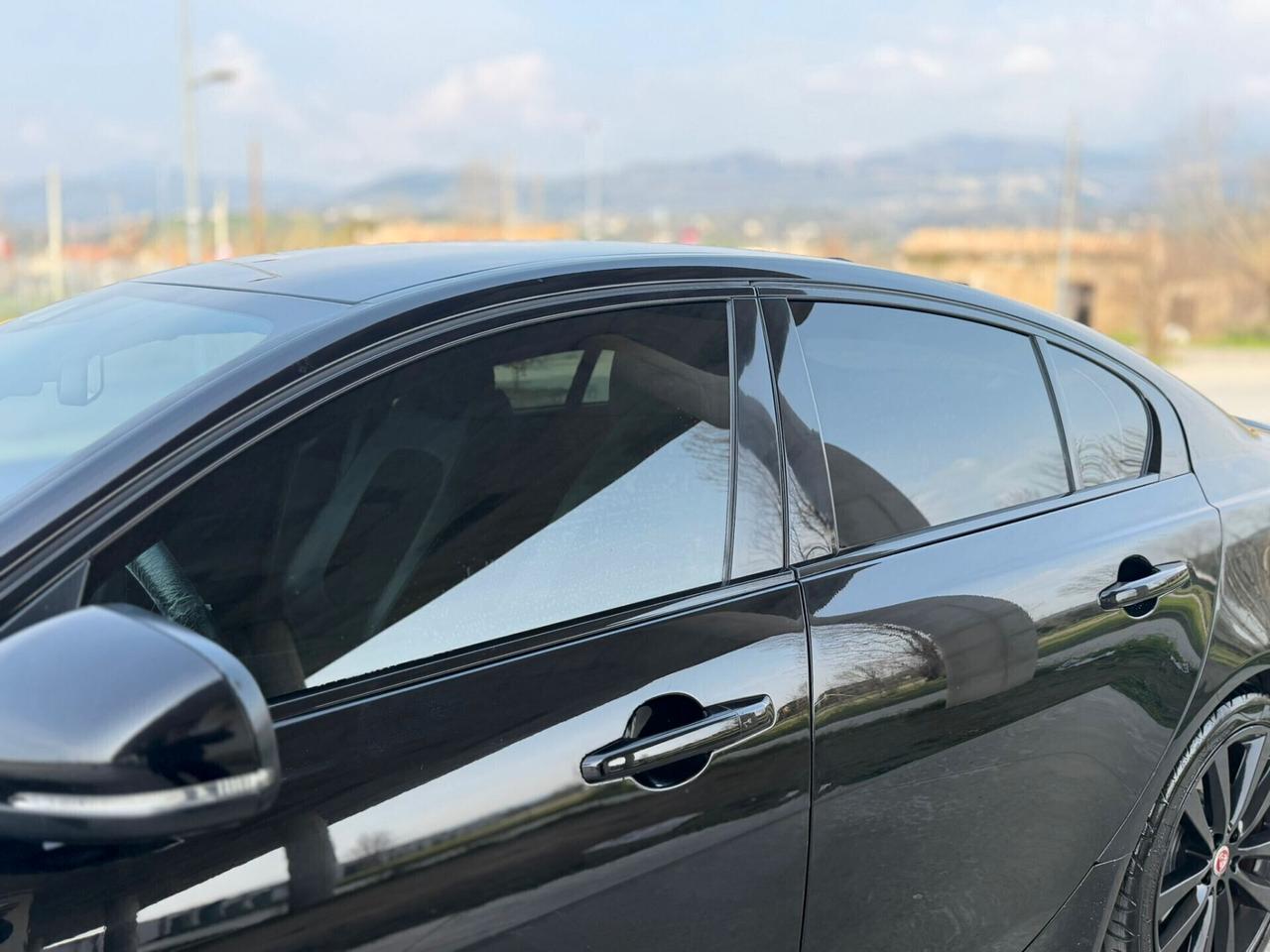 Jaguar XE 2.0 D Turbo R-Sport