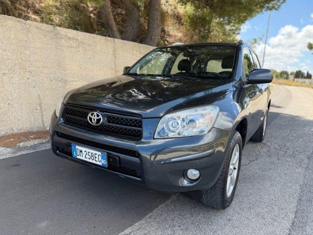 TOYOTA RAV 4 RAV4 2.2 D-4D Luxury CON GANCIO TRAINO