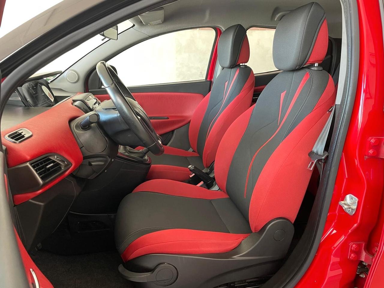 Lancia Ypsilon 1.2 69 CV 5 porte S&S Black&Red
