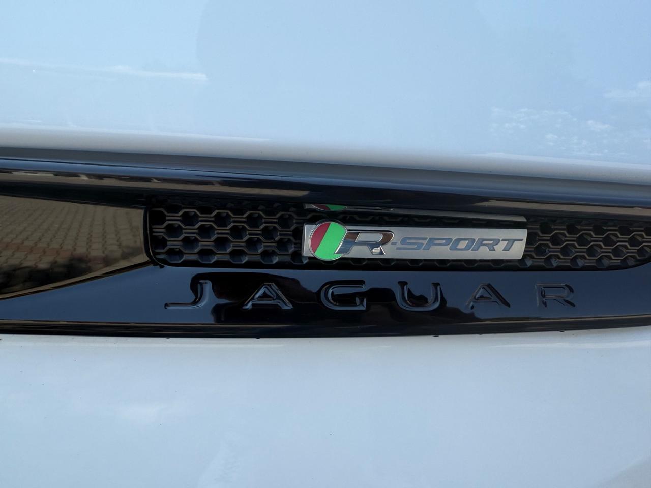 Jaguar F-Pace 2.0 D 180 CV AWD Portfolio R-Sport