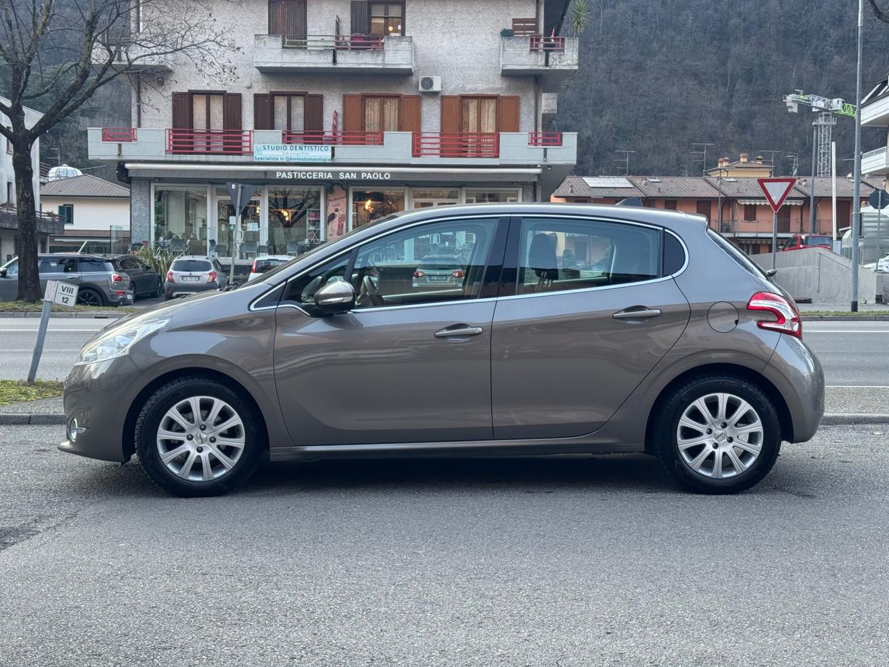 Peugeot 208 1.2 VTi 82 CV 5 porte Allure - OK NEOPATENTATI - SENSORI POSTERIORI - COMPUTER DI BORDO - FINITURE CROMO