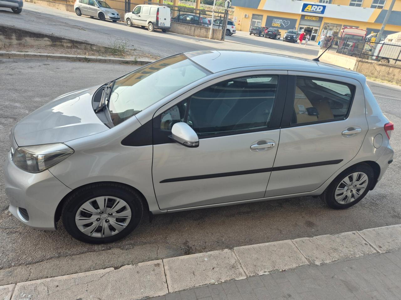 TOYOTA YARIS 1.0 BENZ 69 CV 5 PORTE KM 120000 CERT telecam