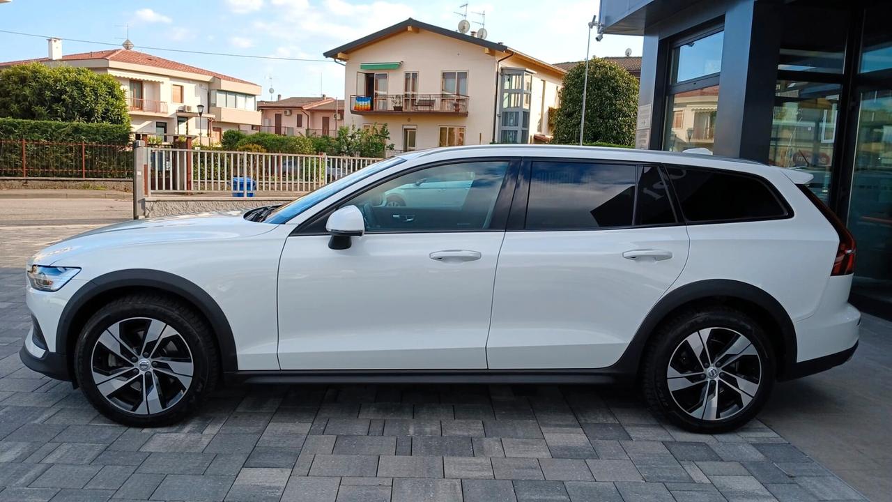 Volvo V60 Cross Country B4 (d) AWD automatico Core