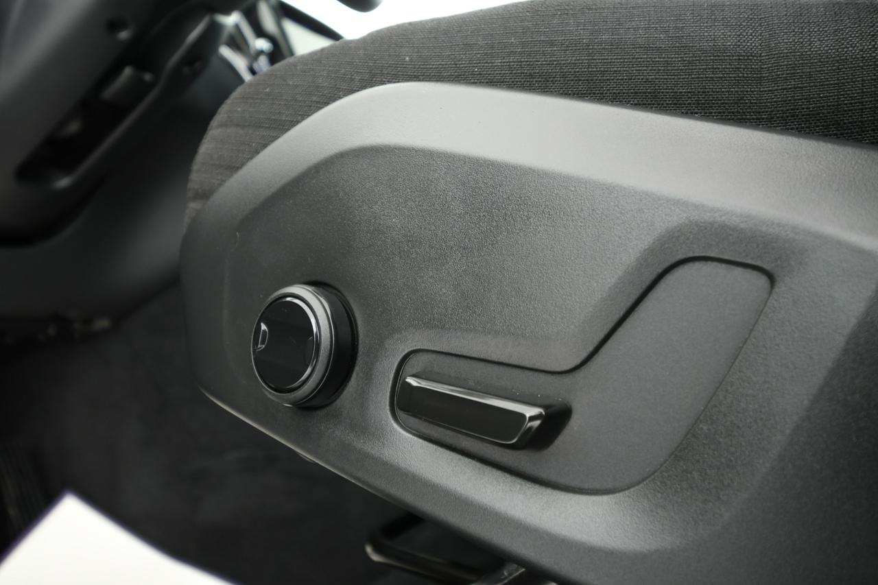 VOLVO XC60 2.0 b4 Momentum awd auto CAMERA+APP CONNECT+FULL LED