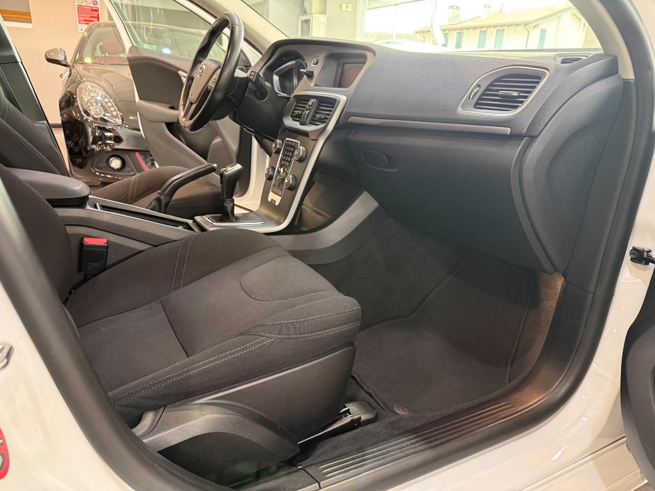 Volvo V40 2.0 d2 Business my17 92.000 KM!!