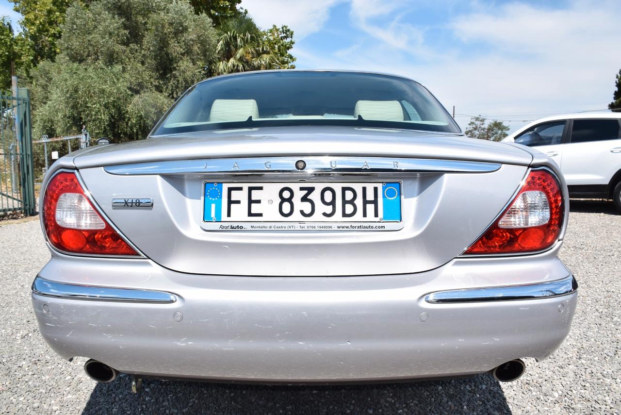Jaguar XJ 4.2 V8 298CV AUT. NAVI PELLE SENSORI CRUISE BT Executive