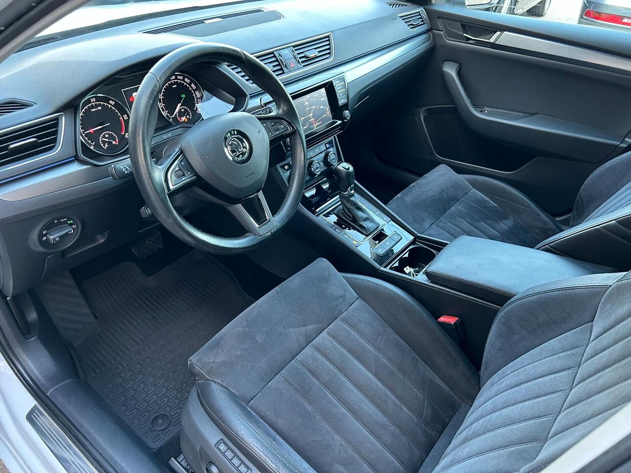 SKODA SUPERB 2.0 TDI 190CV DSG 4x4 - GANCIO TRAINO