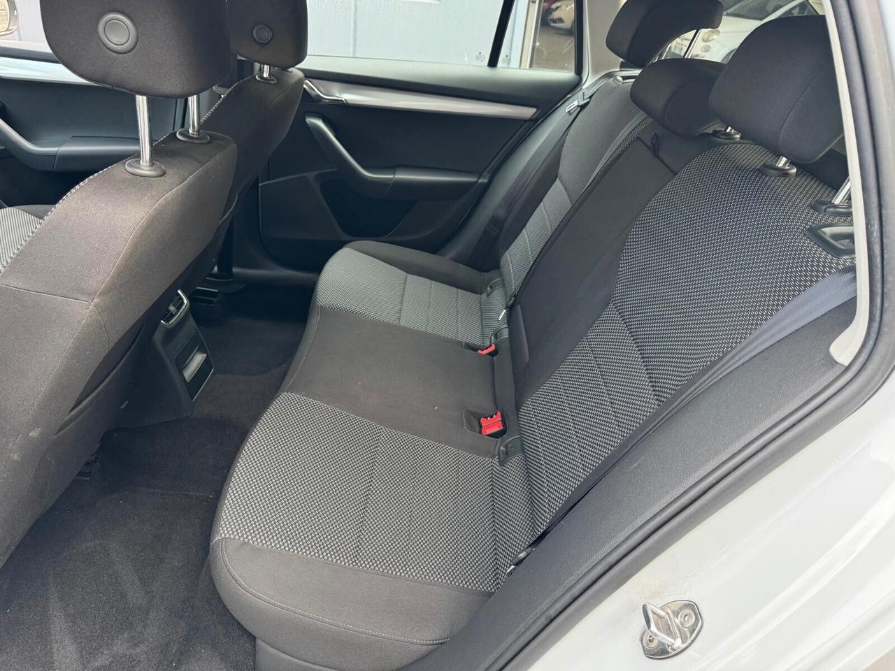 Skoda Octavia 1.6 TDI CR 105 CV DSG Elegance*EURO5B*NAVI