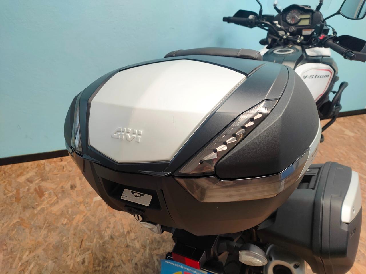 Suzuki V Strom DL 1000 soli 14.318 km.