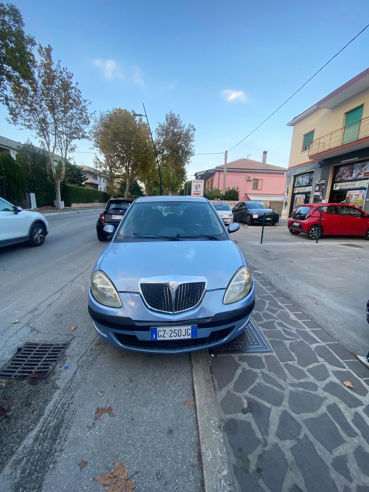 Lancia Ypsilon 1.3 MJT 75 CV Platino