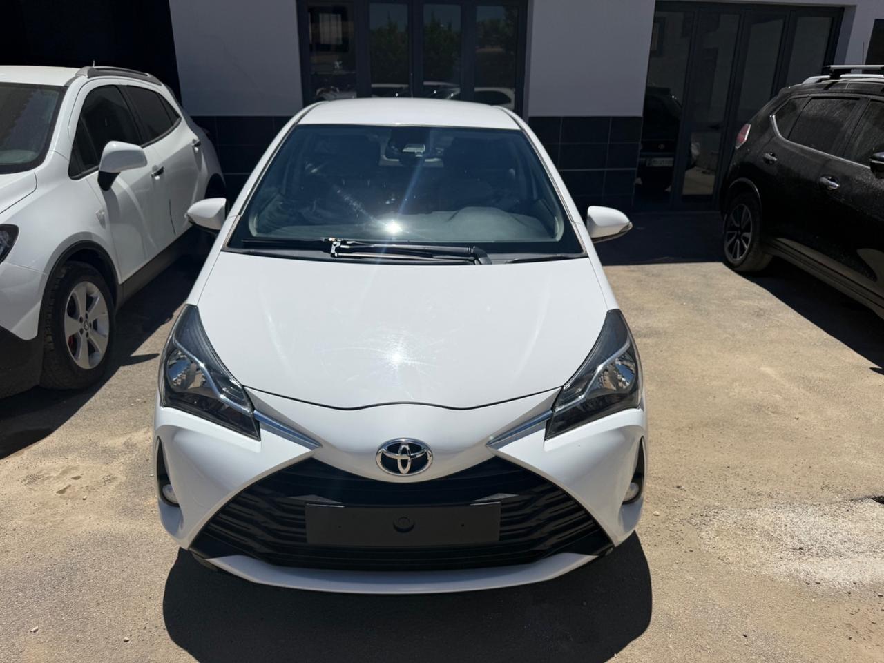 Toyota Yaris 1.5 5 porte Lounge NUOVA