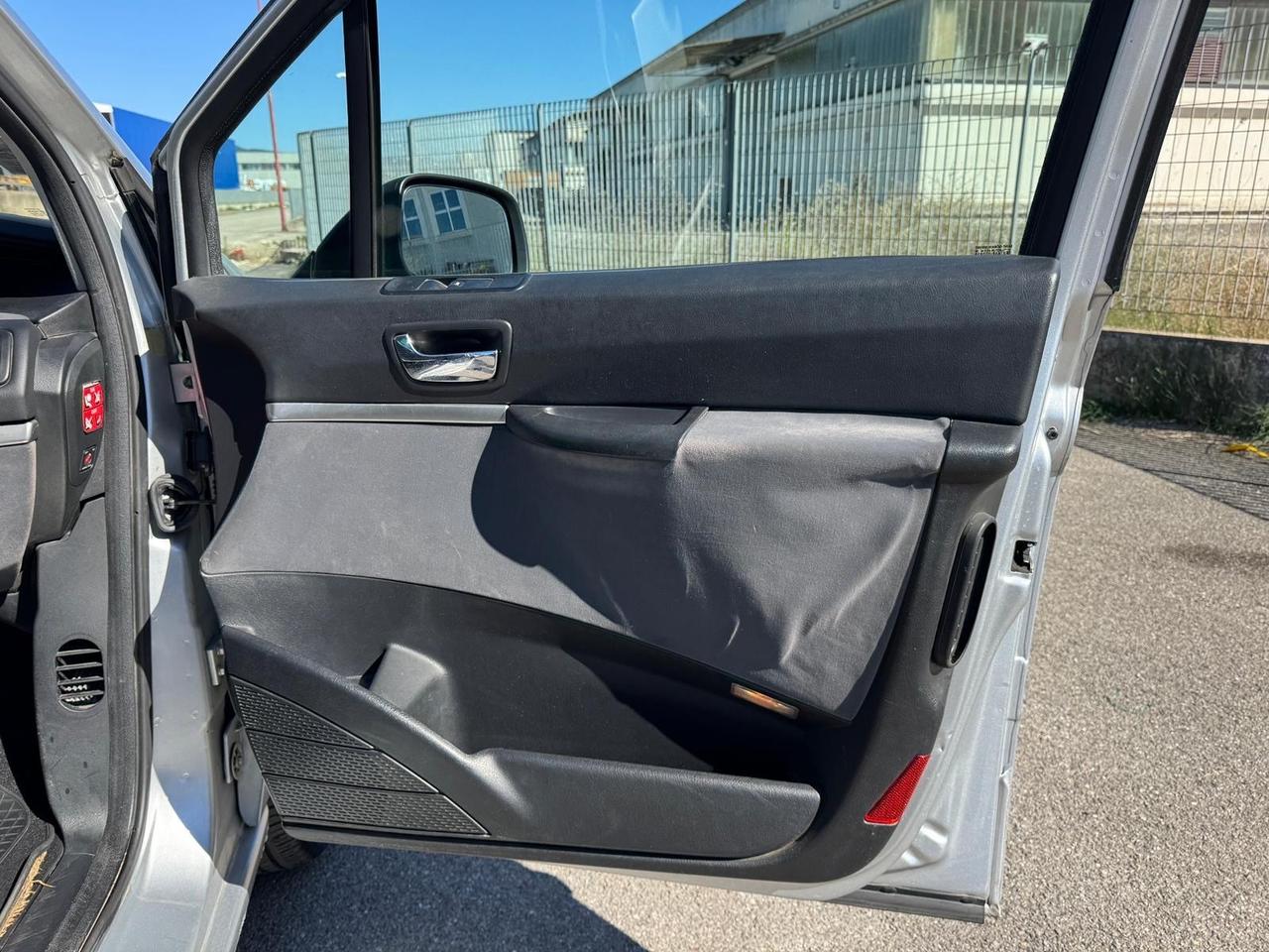 Peugeot 807 2.0 HDi. 5 Posti omologato per 8