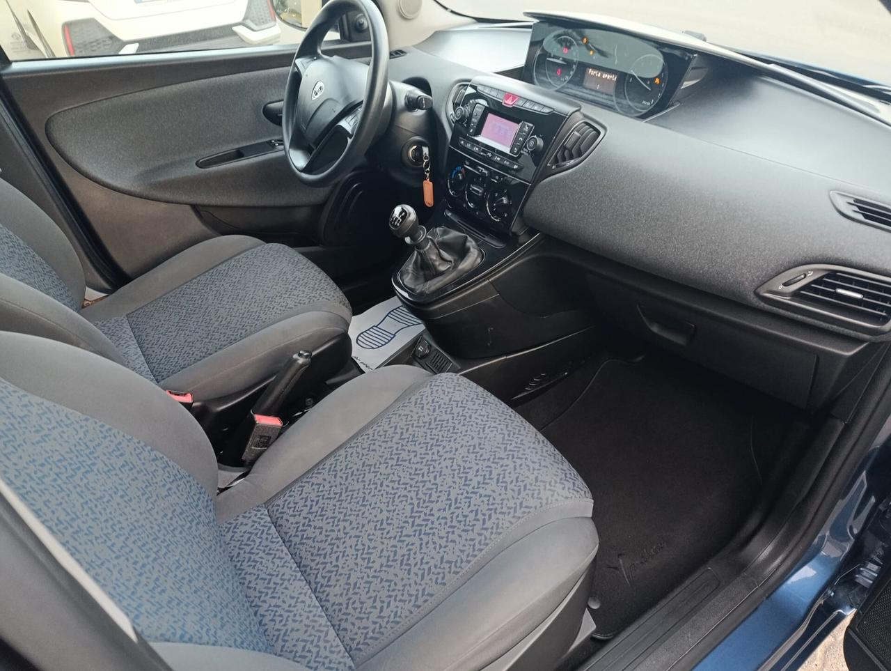 Lancia Ypsilon 1.0 FireFly 5 porte S&S Hybrid Silver