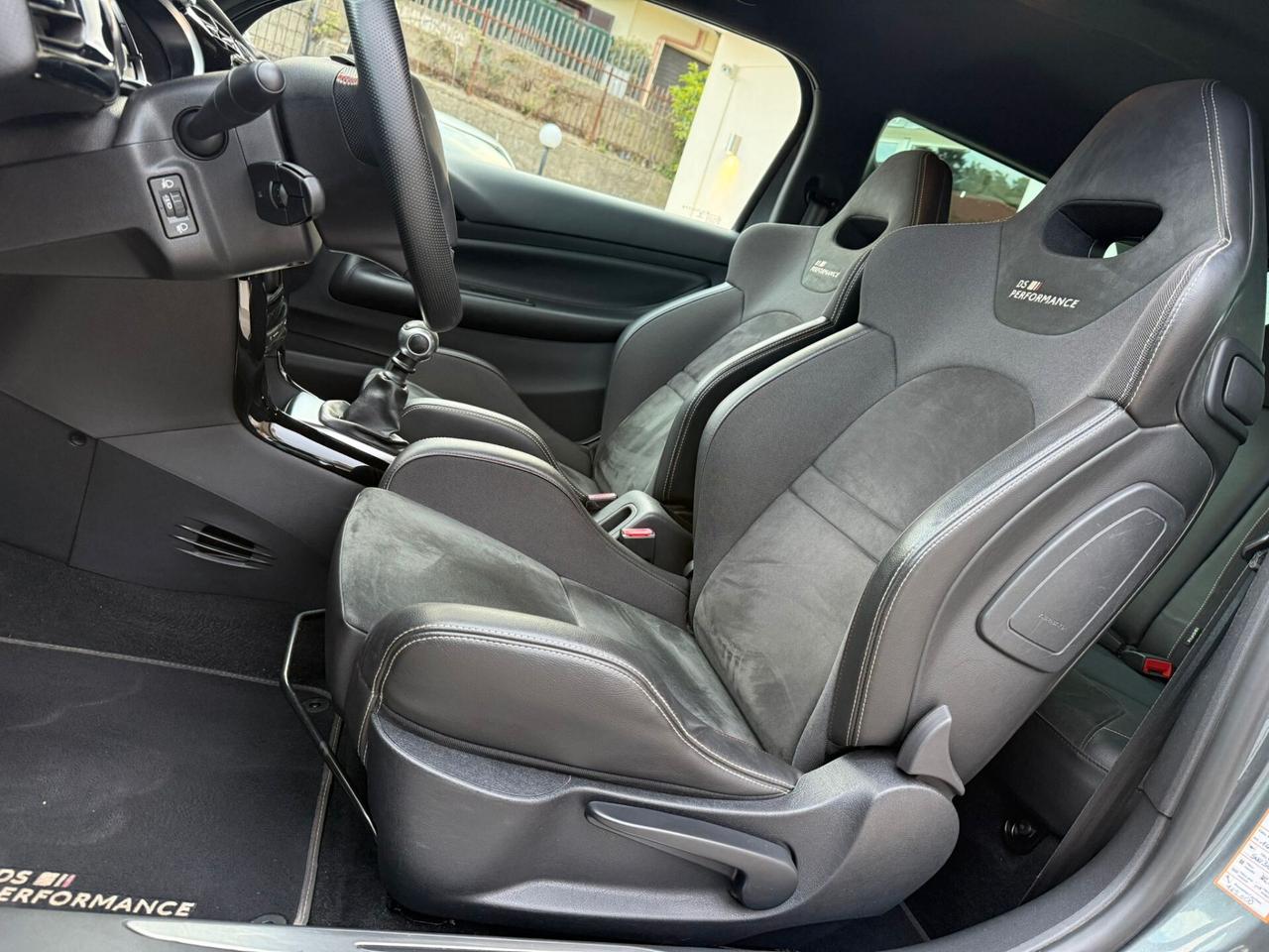 DS3 1.6 THP Performance 208CV Black Special