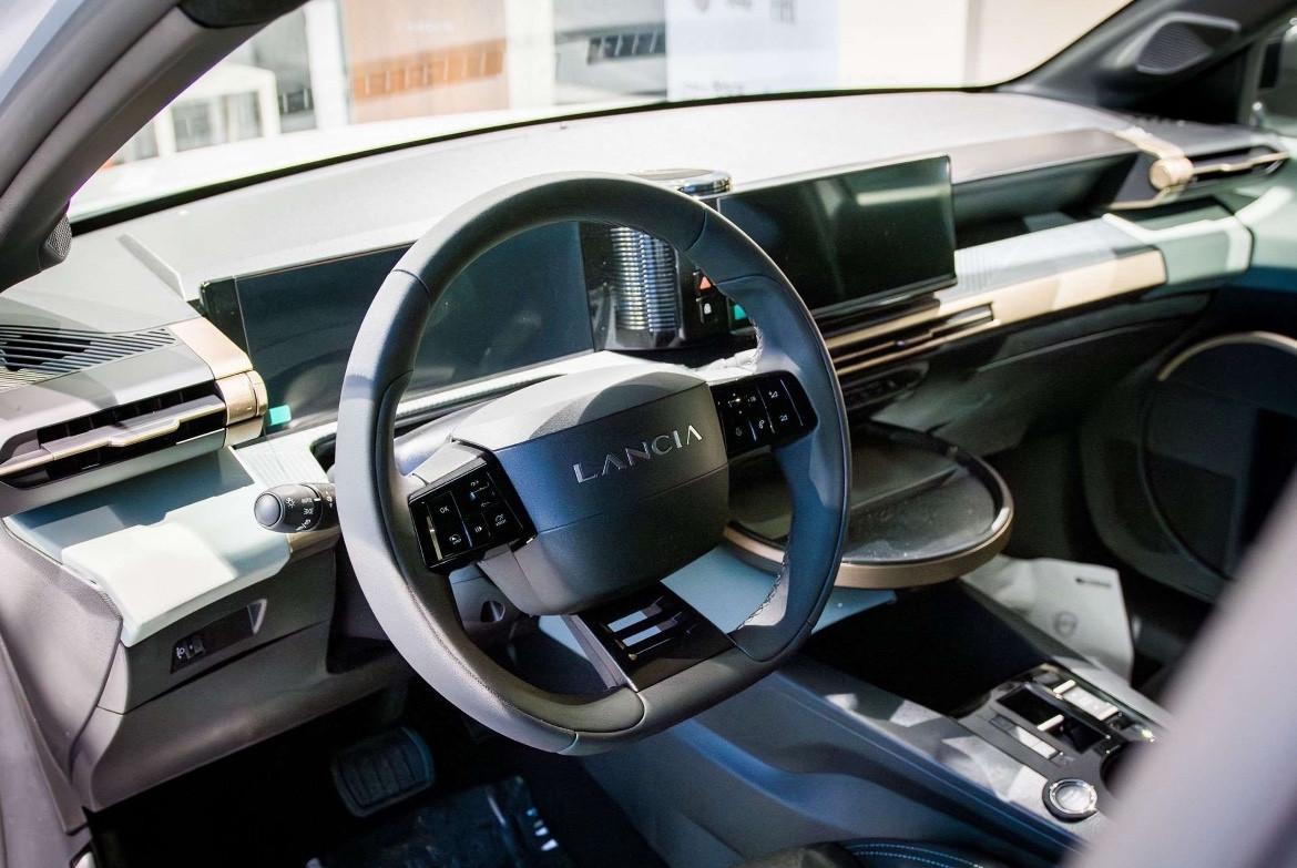 Lancia Ypsilon Hybrid e-DCT AUTO A NOLEGGIO