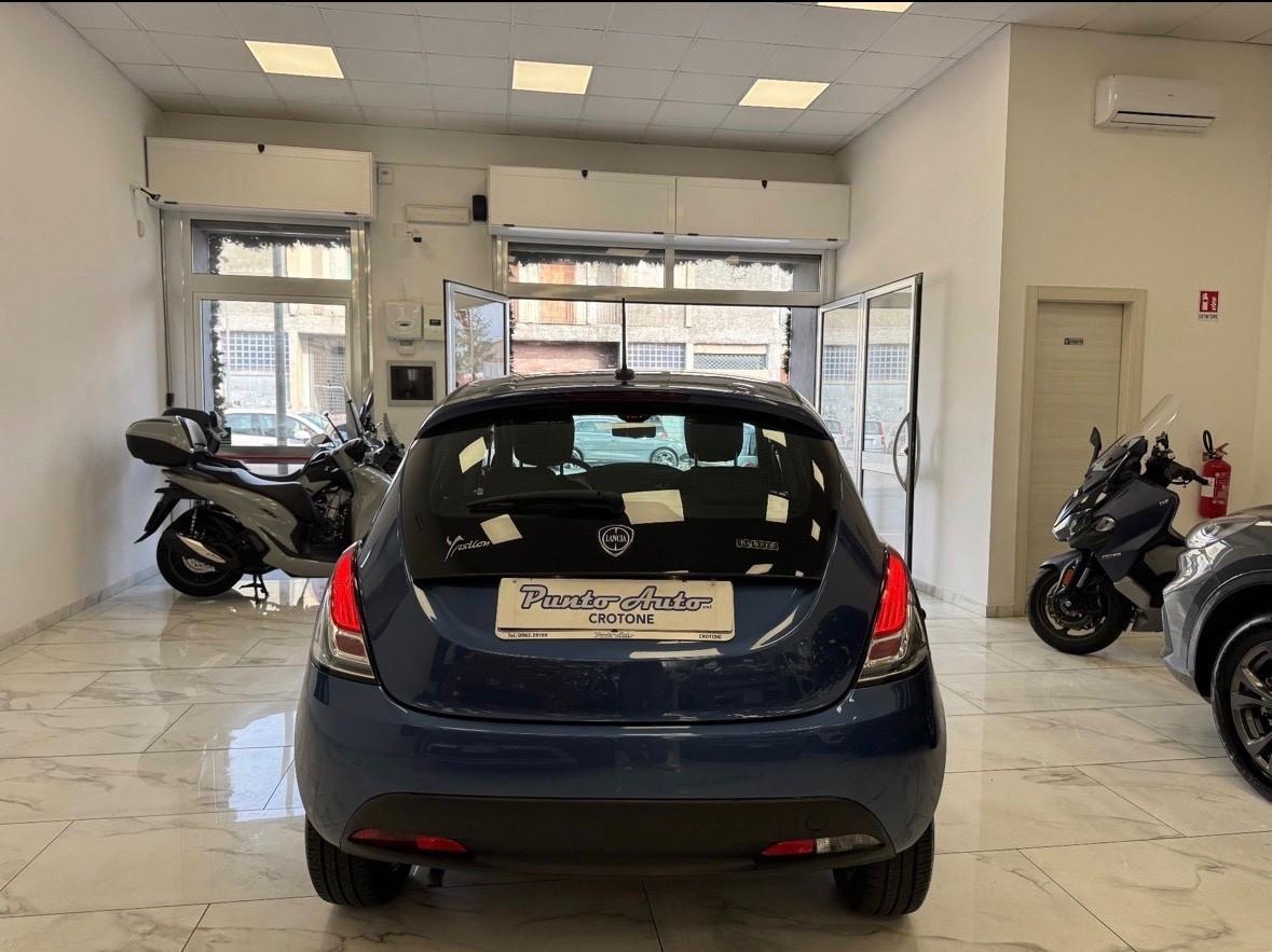 Lancia Ypsilon 1.0 FireFly 5 porte S&S Hybrid Silver