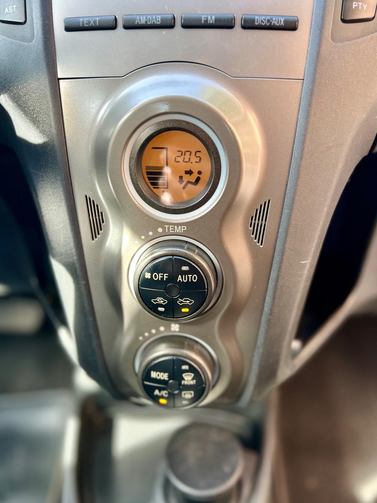 Toyota Yaris 1.3 benzina €5 CAMBIO AUTOMATICO ok neopatentati
