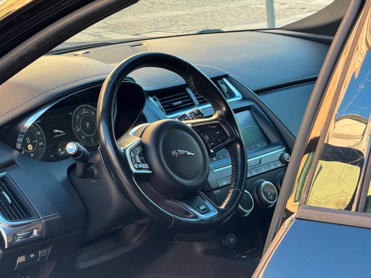 Jaguar E-Pace 2.0D 150 CV AWD R-Dynamic S Autocarro