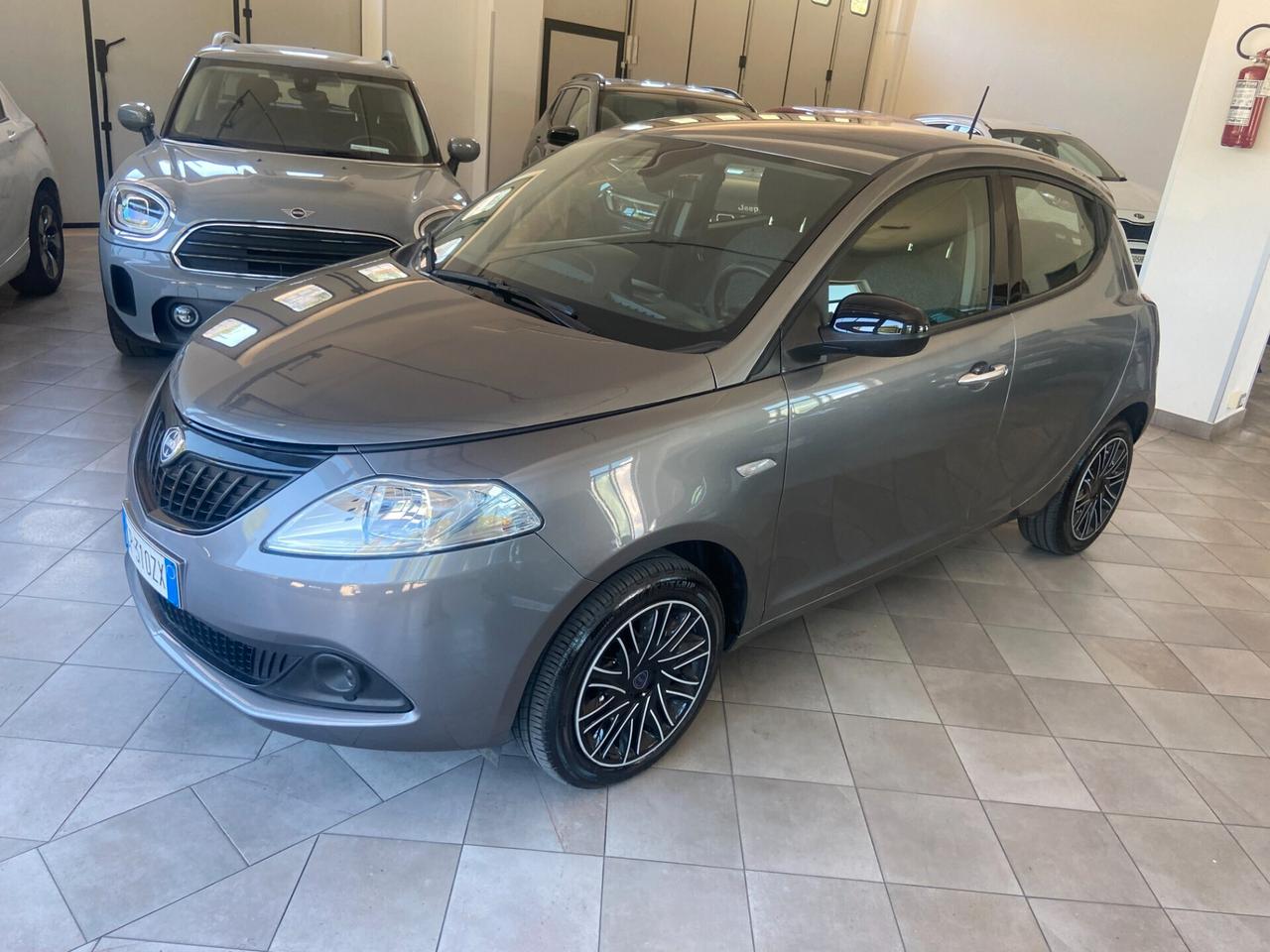 Lancia Ypsilon 1.0 FireFly 5 porte S&S Hybrid Silver