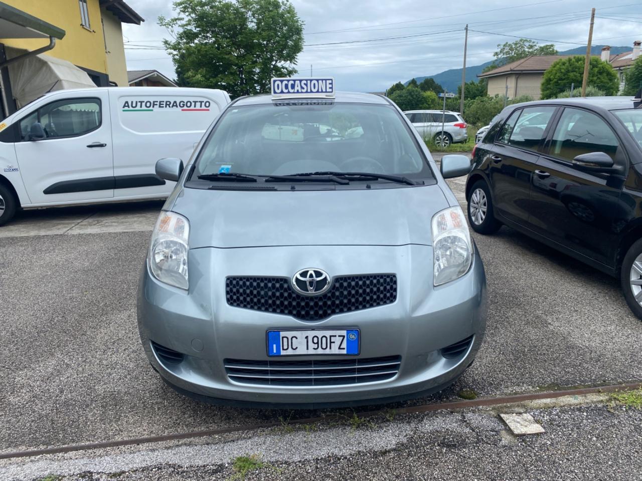 Toyota Yaris 1.0 5P per neo patentati