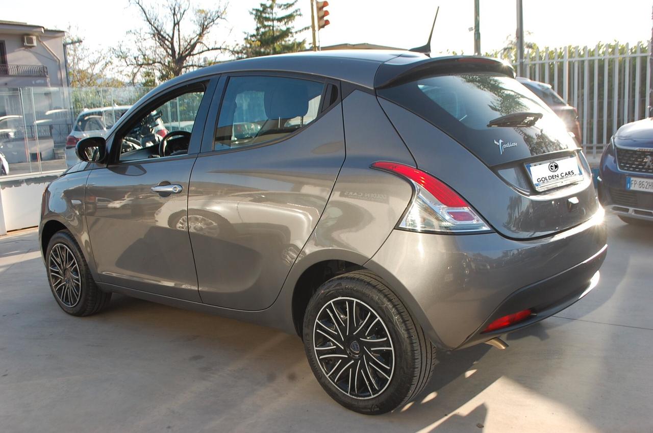 Lancia Ypsilon 1.0 firefly 70CV hybrid Gold Plus S&S Uff Italy USB