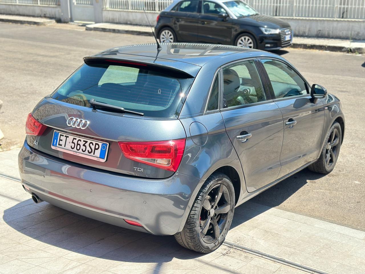 Audi A1 1.6 TDI S tronic line edition-2014/LED/NAVI/16”