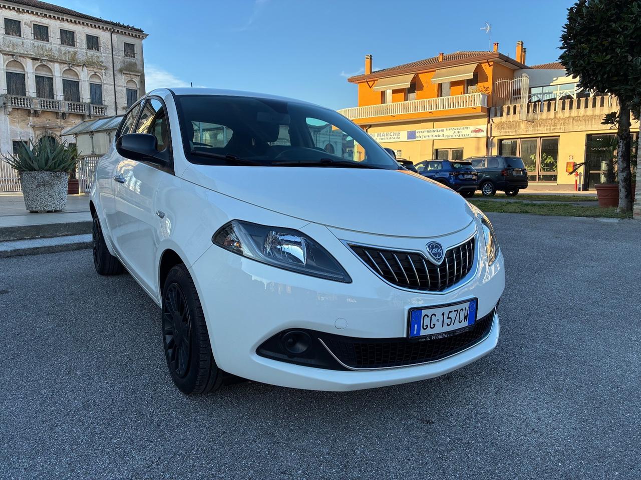 Lancia Ypsilon 1.0 FireFly S&S Hybrid Ecochic Silver