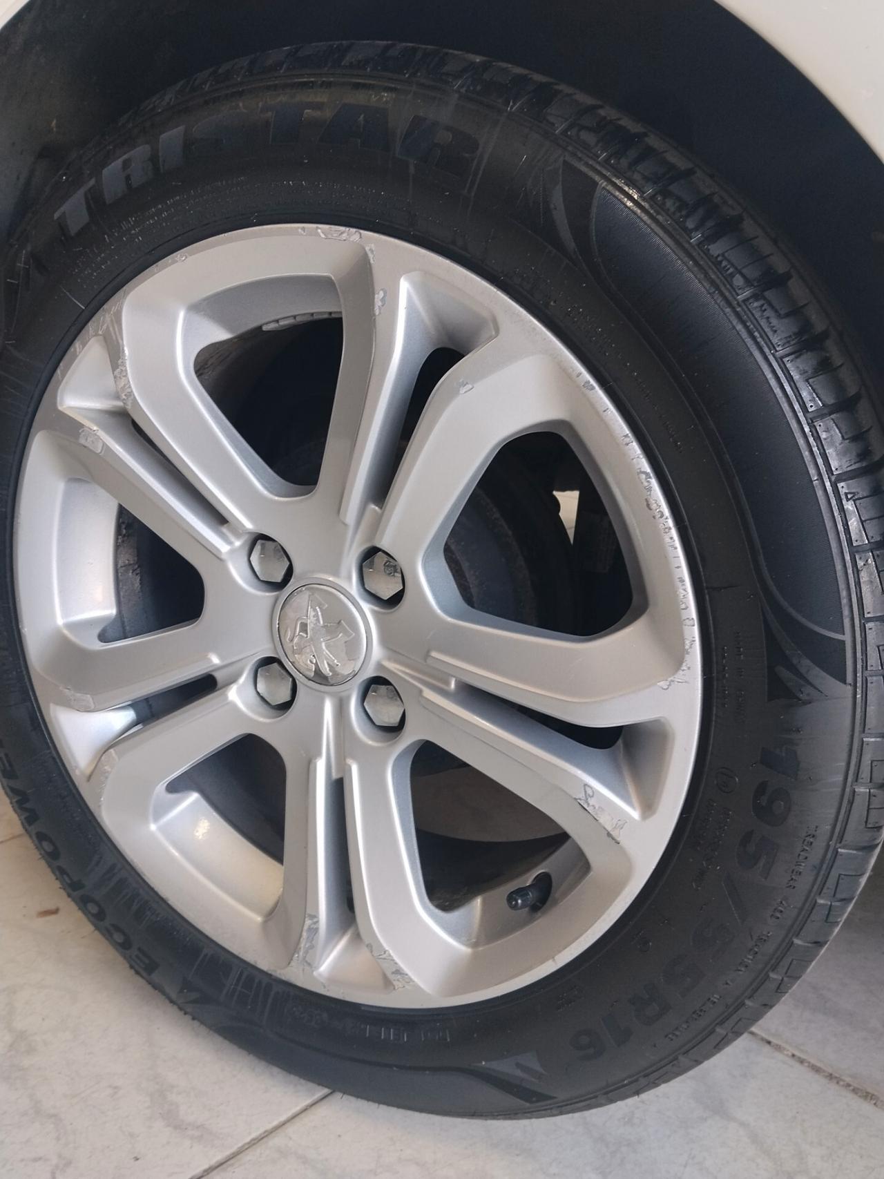 Peugeot 208 1.4 diesel 2013 CON GARANZIA