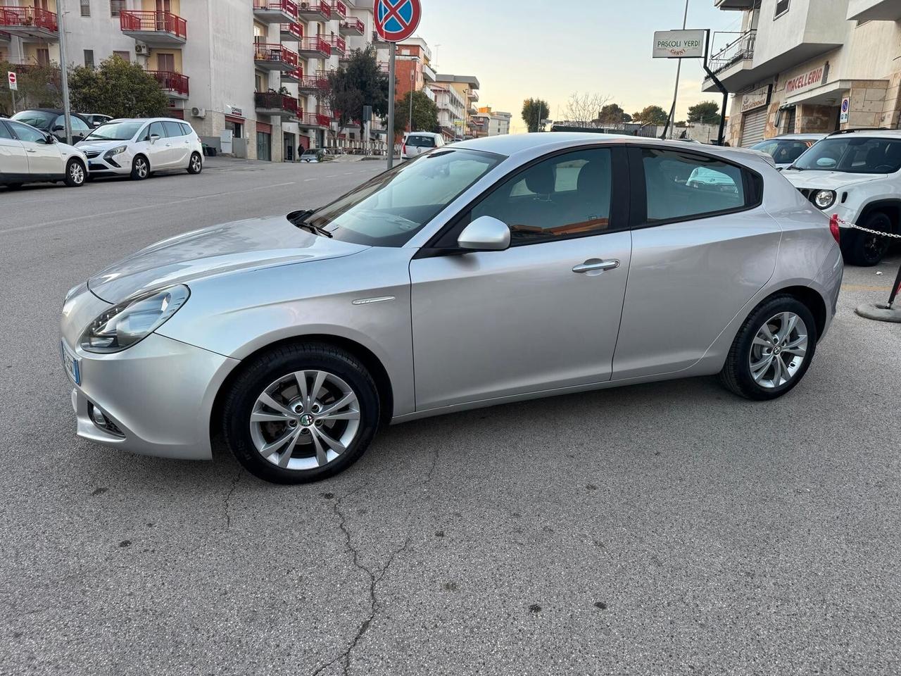 Alfa Romeo Giulietta 1.6 JTDm Distinctive * 105 CV * Adatta a Neopatentati * Garantita 12 Mesi