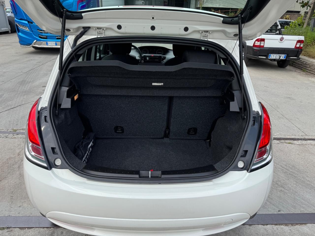 Lancia Ypsilon 1.3 MJT 16V 95 CV 5 porte S&S Silver