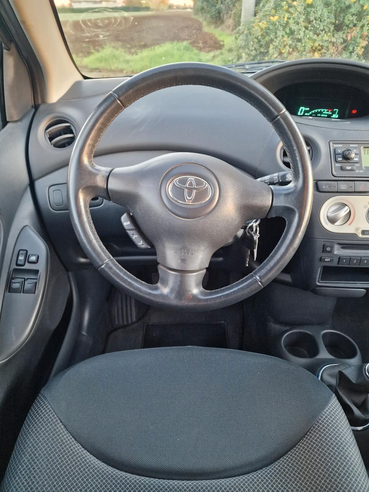 Toyota Yaris 1.0i 16V 5p