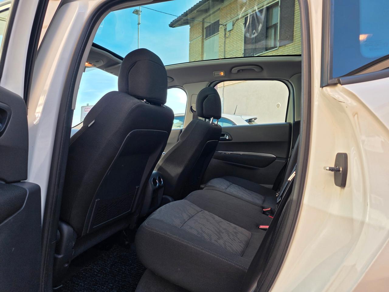 Peugeot 3008 1.6 HDi 112CV cambio robotizzato Business