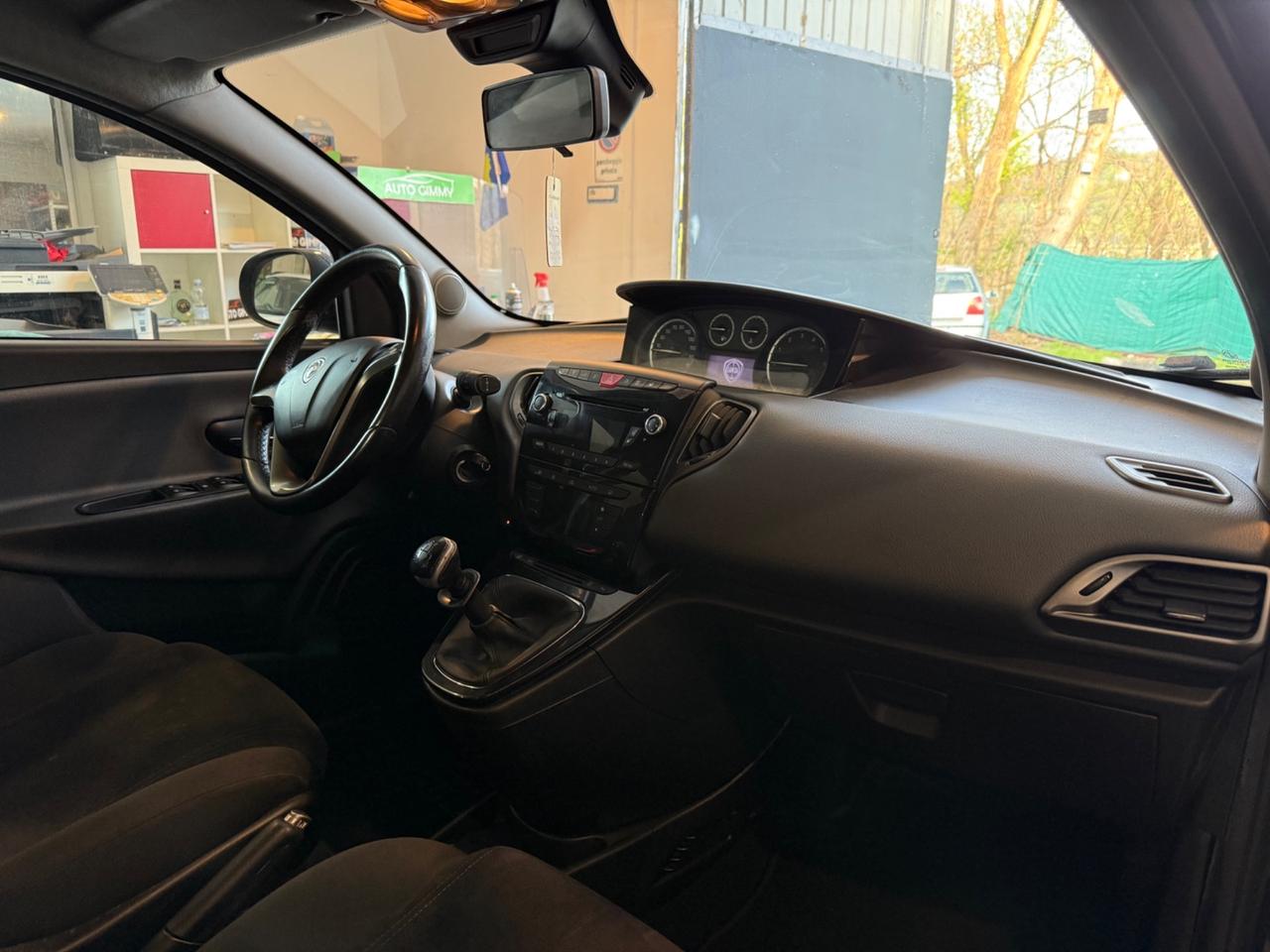 Lancia Ypsilon 0.9 GPL BENZINA ANNO 2011 neopatentati