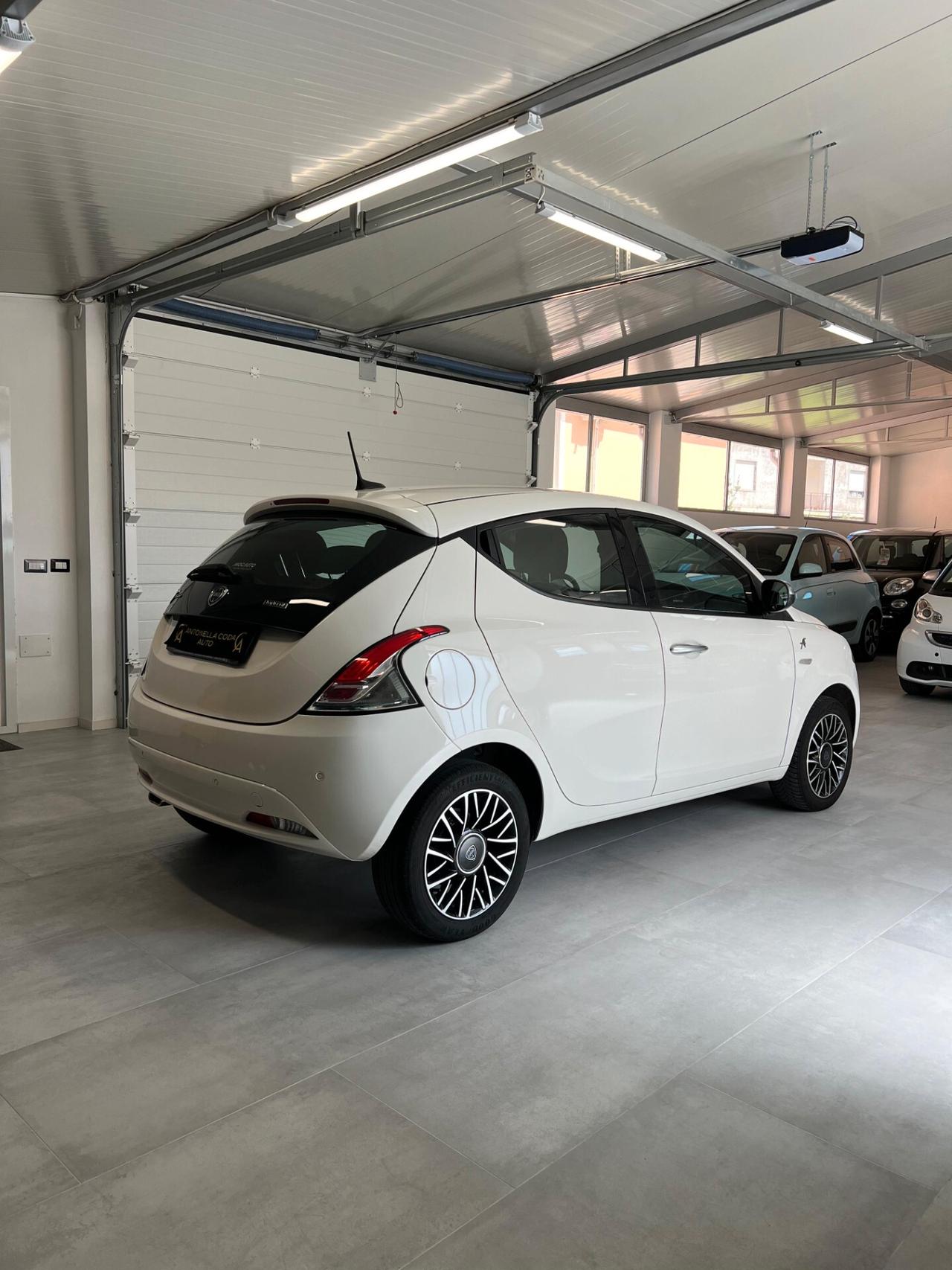 Lancia Ypsilon 1.0 FireFly 5 porte S&S Hybrid Ecochic A. Ferretti