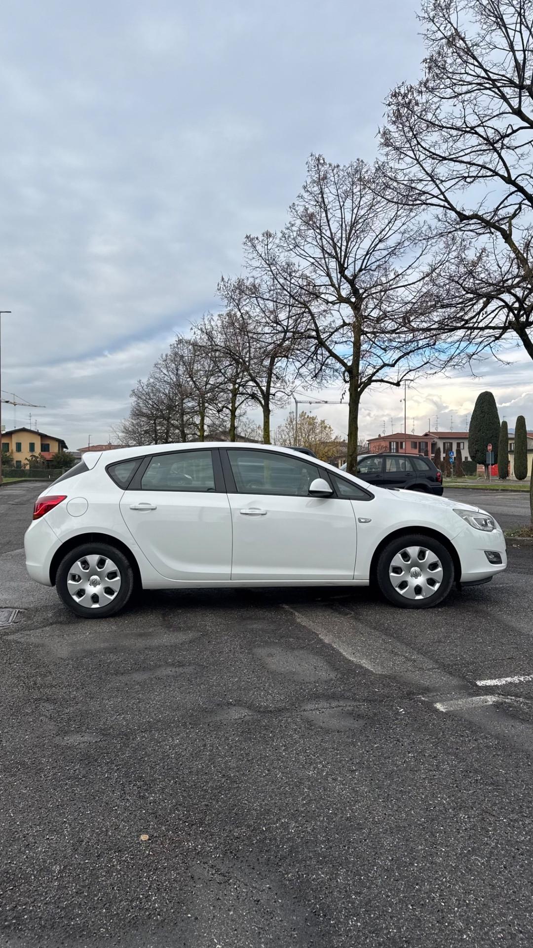 Opel Astra 1.4 – 2012 adatta a neopatentati