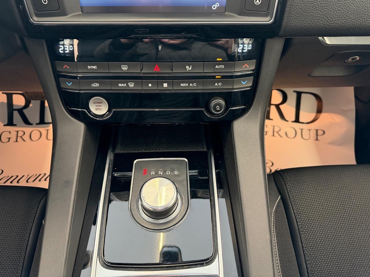 Jaguar F-Pace 2.0d I4 R-Sport awd 240cv automatica iva Esposta