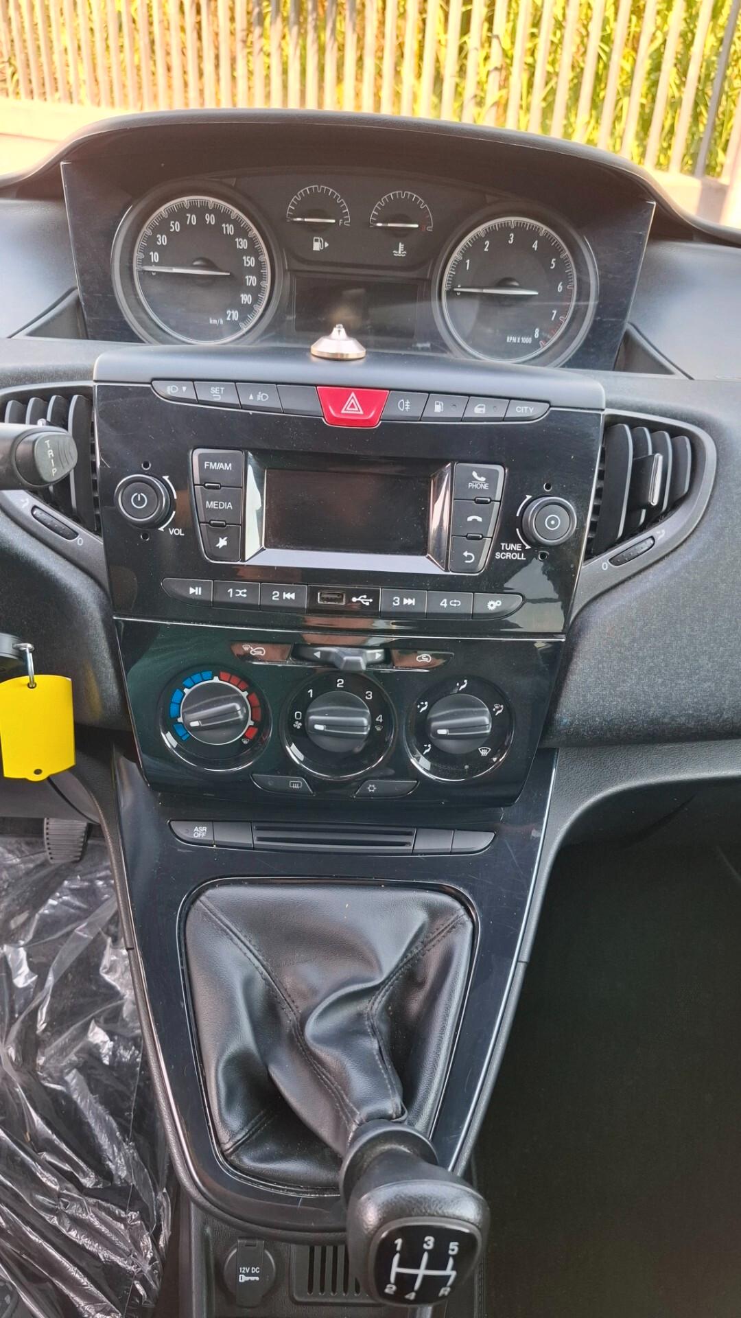 Lancia Ypsilon 1.2 69 CV 5 porte GPL Ecochic Elefantino Blu--- PER NEOPATENTATI