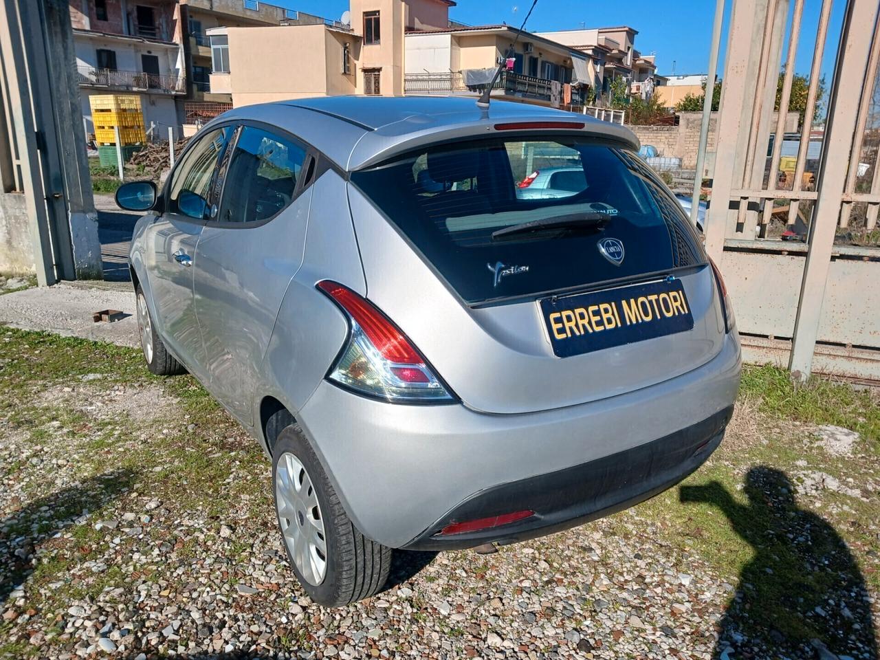 Lancia Ypsilon 0.9 TwinAir 85 CV 5 porte Metano Ecochic Silver