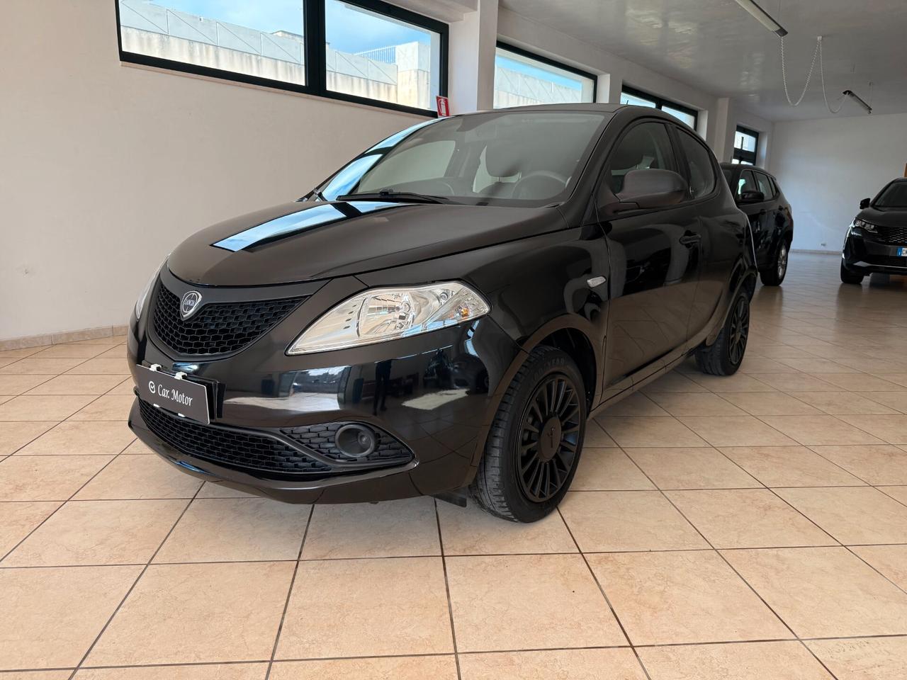 Lancia Ypsilon 1.0 FireFly 5 porte S&S Hybrid Ecochic Silver