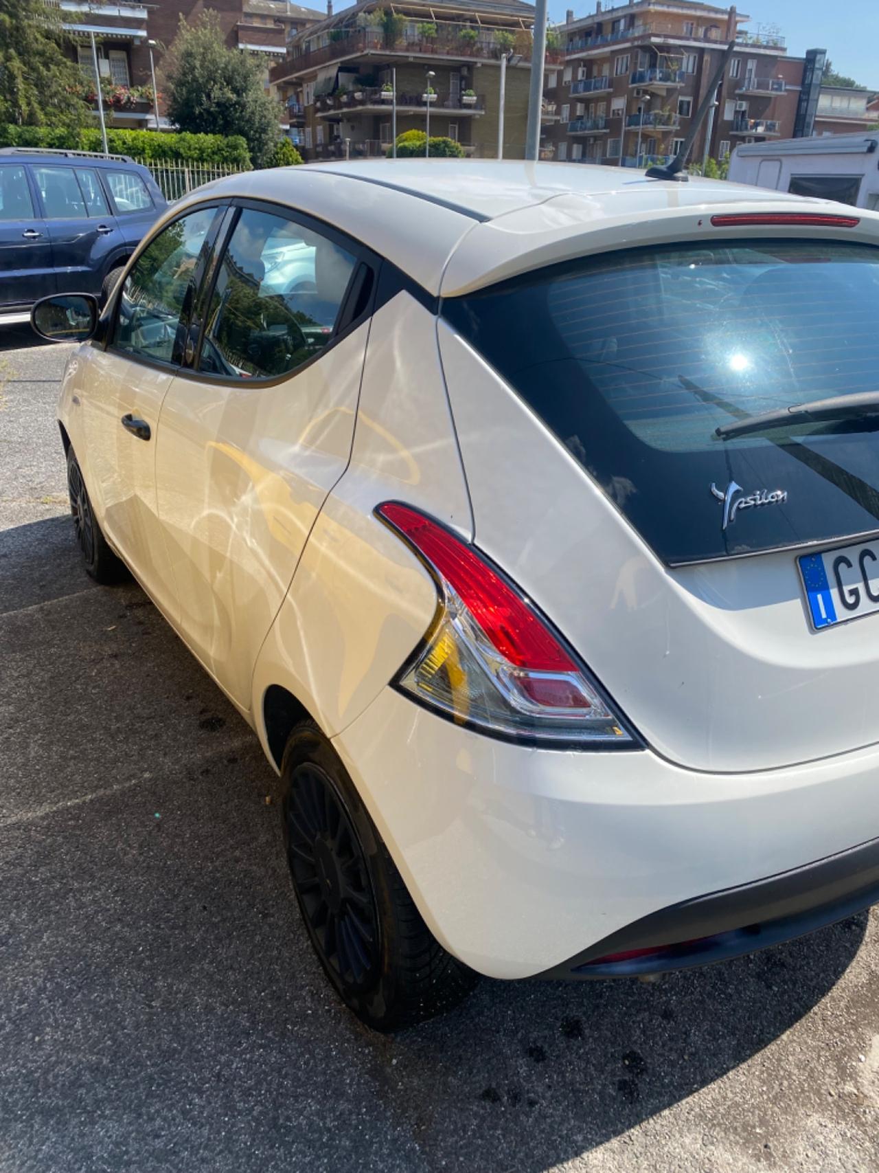 Lancia Ypsilon 1.0 Hybrid Ecochic