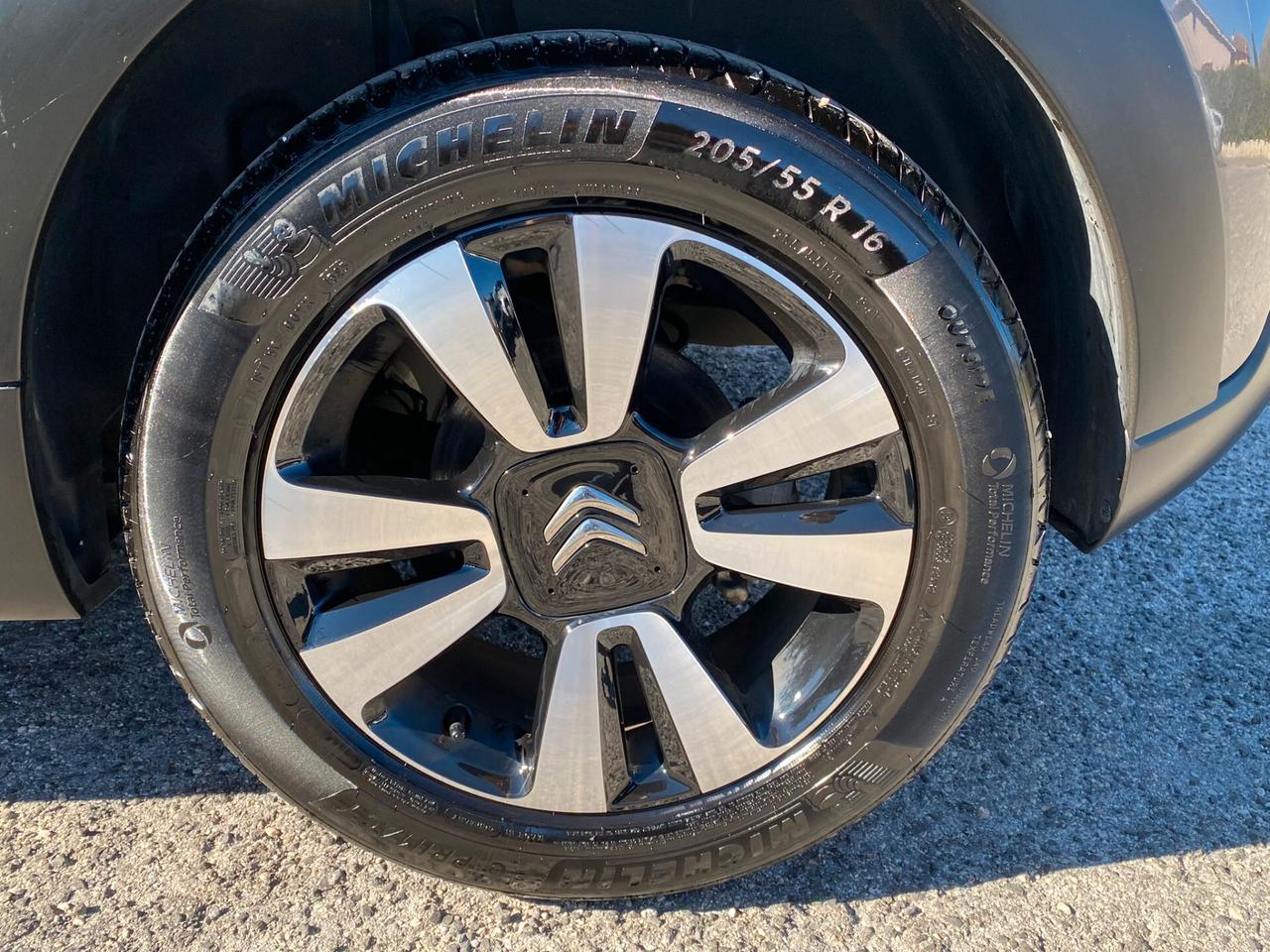 Citroen C3 PureTech 110 S&S Shine Pack Bi-Color 2023 6m