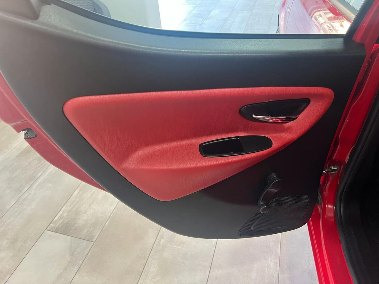 Lancia Ypsilon 1.2 69 CV 5 porte S&S Black&Red