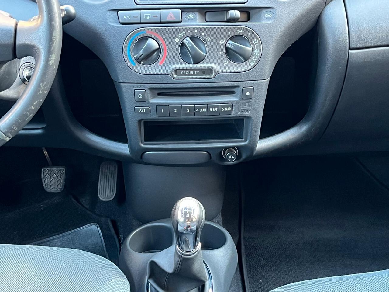 Toyota Yaris 1.0i 16V cat 5 porte Sol