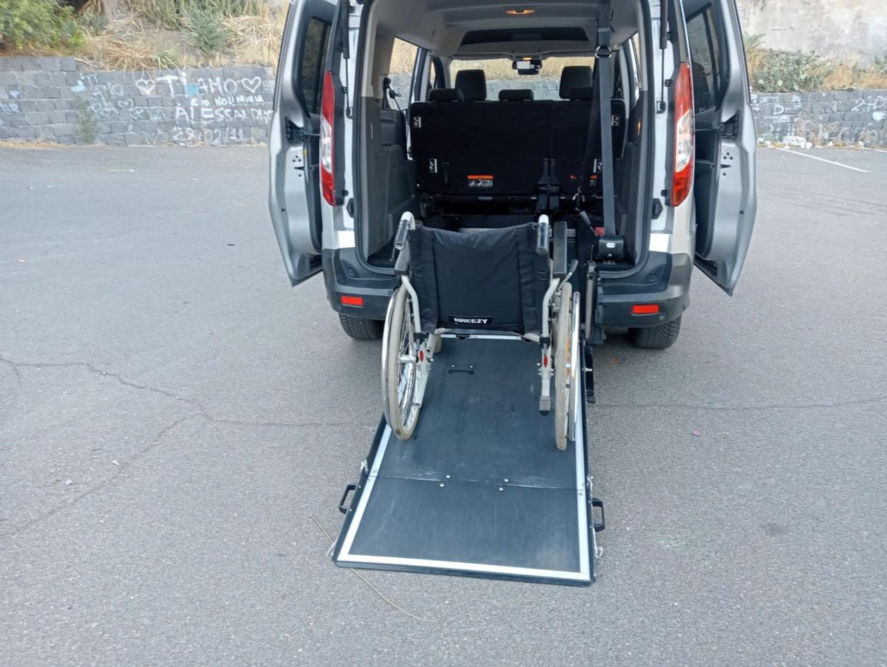 Ford Tourneo Connect Pianale ribassato con rampa disabili in carrozzina