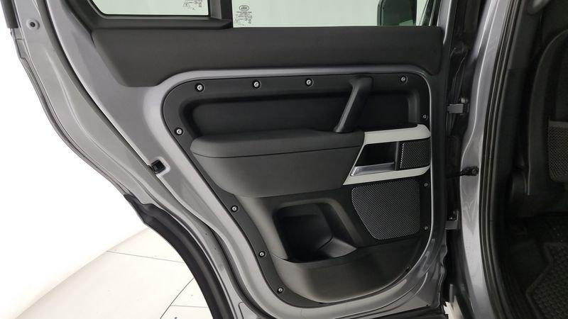 Land Rover Defender 3.0D I6 250 110 SE AWD auto.