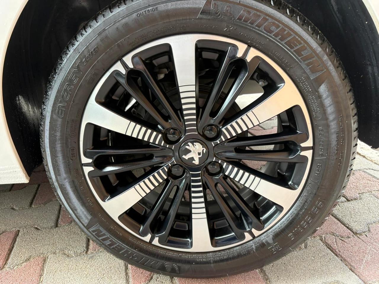 Peugeot 208 PureTech 82 Stop&Start 5 porte Signature