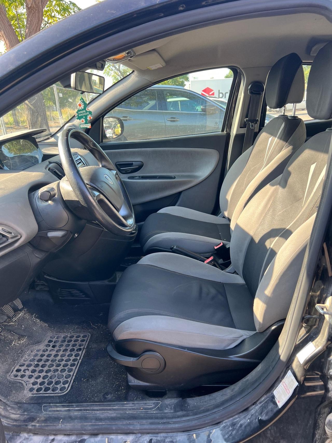 Lancia Ypsilon 0.9 TwinAir 85 CV 5 porte Metano Ecochic Silver