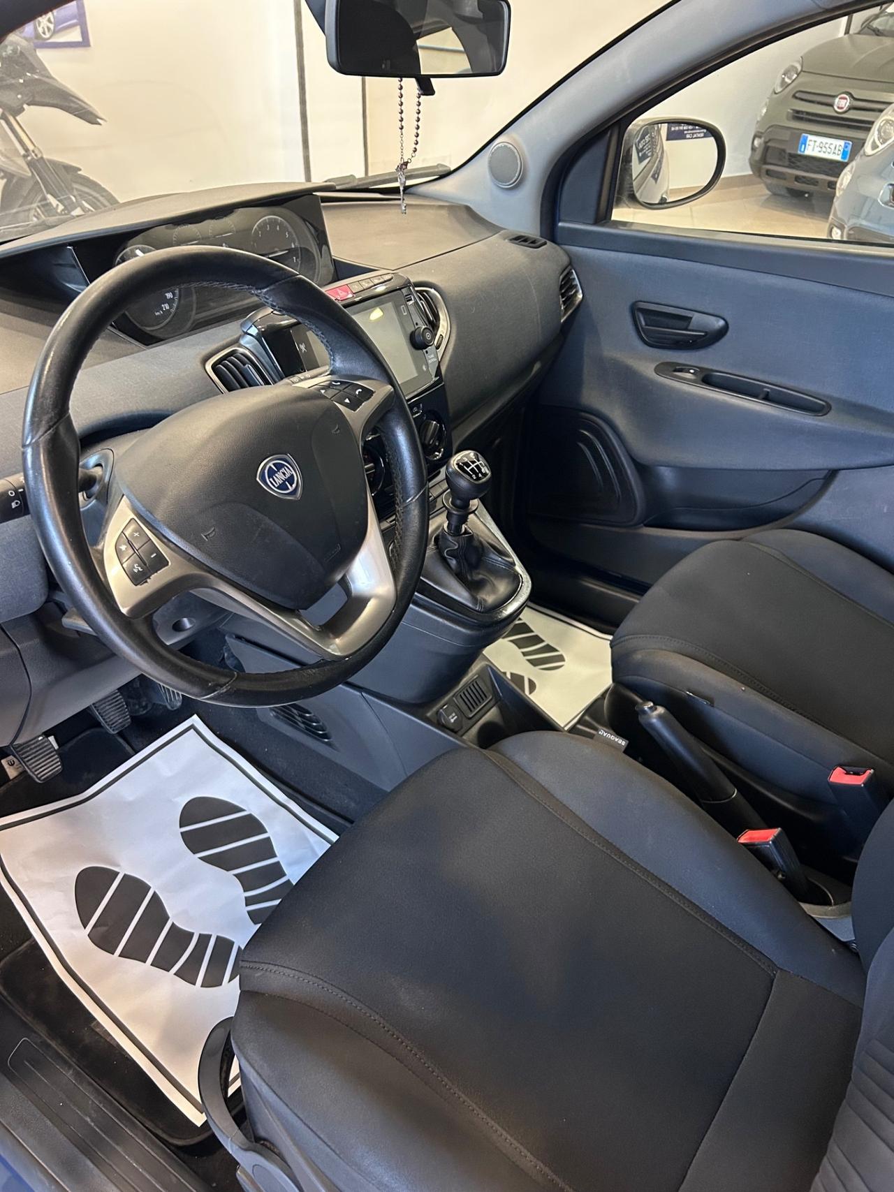 Lancia Ypsilon 1.0 FireFly 5 porte S&S Hybrid Silver