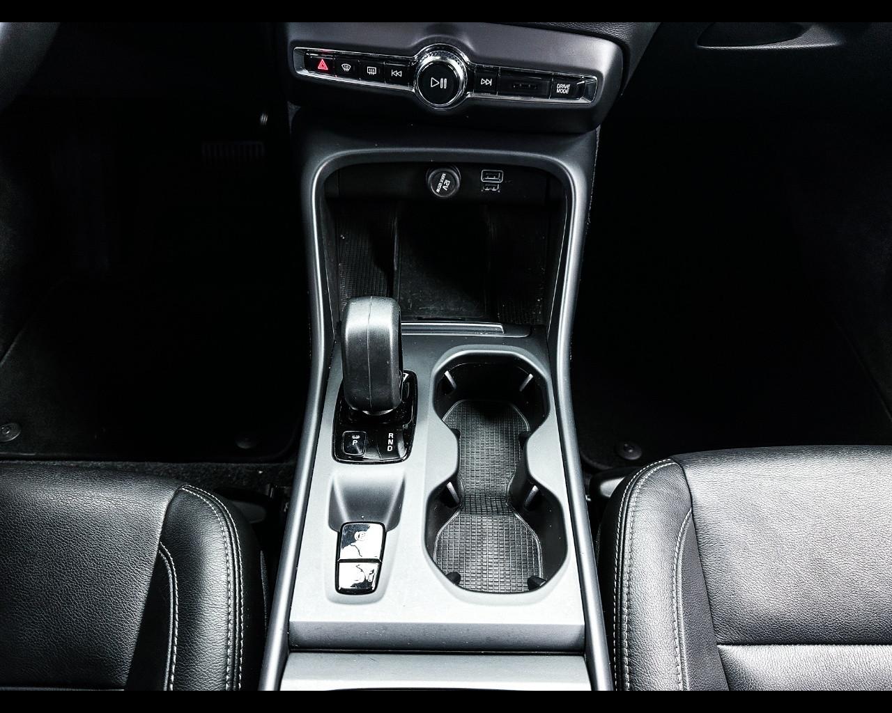 VOLVO XC40 B4 AWD Geartronic Momentum Pro